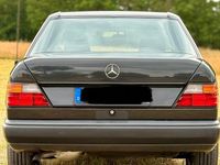 Gebraucht Mercedes E230 132 PS (97 kW) 1989 Schwarz Limousine