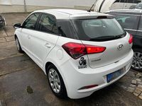 Gebraucht Hyundai i20 90 PS (66 kW) 2017 Weiß Limousine