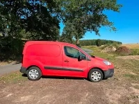 Gebraucht Peugeot Partner 75 PS (55 kW) 2015 Rot Van / Kleinbus