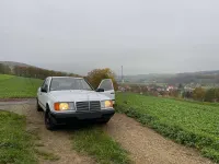 Gebraucht Mercedes E230 132 PS (97 kW) 1987 Weiß Limousine