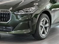 Neu BMW 218 136 PS (100 kW) 2025 Sanremo green metallic Van / Kleinbus