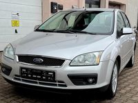 Gebraucht Ford Focus Ghia 116 PS (85 kW) 2005 Silber Limousine