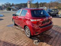 Gebraucht Toyota Yaris Hybrid Plus 101 PS (74 kW) 2017 Tokiorot perleffekt Limousine