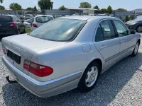 Używany Mercedes E220 143 KM (105 kW) 2001 Srebrny Sedan/Limuzyna