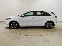 Neu Kia Ceed Play 101 PS (74 kW) 2025 Weiss Kleinwagen