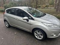 Gebraucht Ford Fiesta Titanium 82 PS (60 kW) 2012 Polarsilber metallic Kleinwagen