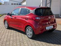 Gebraucht Hyundai i10 63 PS (46 kW) 2024 Dragon red Kleinwagen