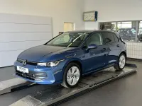 Neu VW Golf VIII Life 116 PS (85 kW) 2026 Anemone blue metallic Limousine