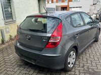 Gebraucht Hyundai i30 109 PS (80 kW) 2011 Blau Kleinwagen