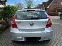 Gebraucht Hyundai i30 105 PS (77 kW) 2011 Silber Kleinwagen