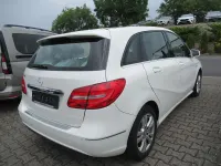 Gebraucht Mercedes B180 122 PS (89 kW) 2011 Weiß Kleinwagen