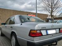 Gebraucht Mercedes E200 118 PS (86 kW) 1992 Silber Limousine