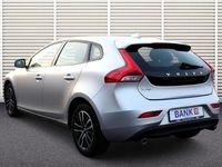 Gebraucht Volvo V40 Momentum 120 PS (88 kW) 2019 Silber Limousine