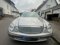 Usado Mercedes E220 150 CV (110 kW) 2004 Plateado Familiar