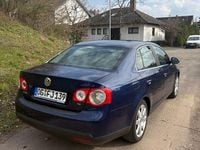 Gebraucht VW Jetta 105 PS (77 kW) 2008 Blau Limousine