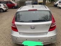 Gebraucht Hyundai i30 Comfort 126 PS (92 kW) 2011 Silber Limousine