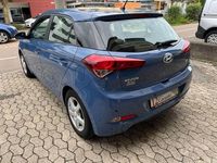 Gebraucht Hyundai i20 Classic 84 PS (61 kW) 2018 Blau Limousine