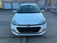 Gebraucht Hyundai i20 101 PS (74 kW) 2015 Weiß Limousine