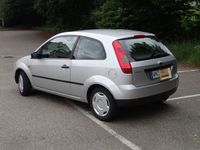 Gebraucht Ford Fiesta Ambiente 80 PS (58 kW) 2004 Silber metallic Kleinwagen