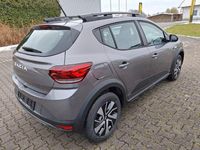 Neu Dacia Sandero Expression 91 PS (66 kW) 2025 Grau Limousine