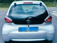 Gebraucht Toyota Aygo 68 PS (50 kW) 2011 Silber Kleinwagen