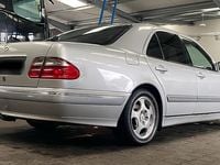 Second-hand Mercedes E220 145 CP (106 kW) 2001 Argintiu Berlinǎ