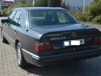 Używany Mercedes E300 220 KM (161 kW) 1990 Czarny Sedan/Limuzyna