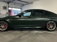 Gebraucht BMW M5 Performance 635 PS (467 kW) 2022 Sonderlackierung frozen green Limousine