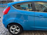 Gebraucht Ford Fiesta Titanium 97 PS (71 kW) 2009 Blau Kleinwagen