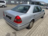 Gebraucht Mercedes C180 122 PS (89 kW) 1994 Silber Limousine