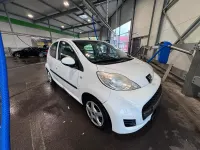 Gebraucht Peugeot 107 68 PS (50 kW) 2011 Weiß Kleinwagen