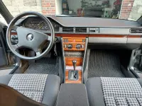 Używany Mercedes E230 136 KM (100 kW) 1992 Czarny Sedan/Limuzyna