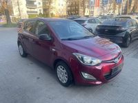Gebraucht Hyundai i20 Edition 86 PS (63 kW) 2014 Wine red / mic Kleinwagen