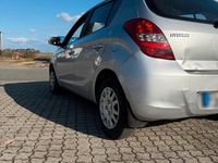 Gebraucht Hyundai i20 77 PS (56 kW) 2010 Grau Kleinwagen