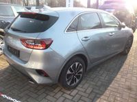 Neu Kia Ceed 140 PS (102 kW) 2026 Silber Kleinwagen