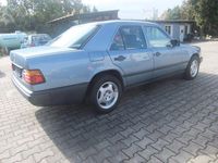 Gebraucht Mercedes E230 132 PS (97 kW) 1984 Blau Limousine