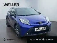 Gebraucht Toyota Aygo 72 PS (52 kW) 2025 Juniper blue metallic / dach mysticschwarz mica (blau) Kleinwagen