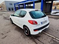 Gebraucht Peugeot 206+ 74 PS (54 kW) 2011 Weiß Kleinwagen