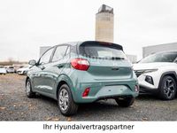 Gebraucht Hyundai i10 Select 63 PS (46 kW) 2024 Grün Kleinwagen