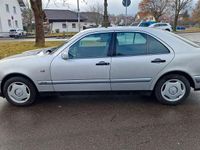 Gebraucht Mercedes E220 Classic 102 PS (75 kW) 1998 Silber Limousine