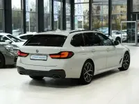 Gebraucht BMW 520 M Sport 190 PS (139 kW) 2023 Alpinweiss iii Kombi