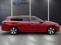 Gebraucht VW Passat Elegance 150 PS (110 kW) 2024 Rot Kombi