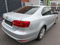 Gebraucht VW Jetta 105 PS (77 kW) 2012 Silber Limousine