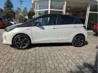 Gebraucht Toyota Yaris Hybrid Style 101 PS (74 kW) 2016 Montblancweiß/dach schwarz Limousine
