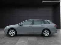 Gebraucht VW Golf VIII Life 131 PS (96 kW) 2023 Mondsteingrau Kombi