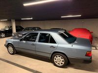 Gebraucht Mercedes E230 136 PS (100 kW) 1986 Blau Limousine