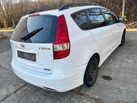 Gebraucht Hyundai i30 90 PS (66 kW) 2011 Weiß Kombi