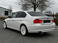 Gebraucht BMW 318 Sport Line 143 PS (105 kW) 2011 Weiß Limousine