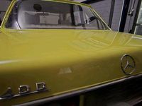 Gebraucht Mercedes 240 65 PS (47 kW) 1976 Gelb Limousine