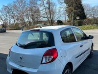 Używany Renault Clio II 75 KM (55 kW) 2011 Biały Hatchback